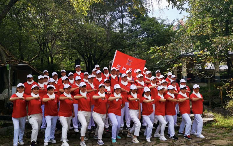 喜迎廠慶十八周年，華鐵企業(yè)歡樂游青山溝